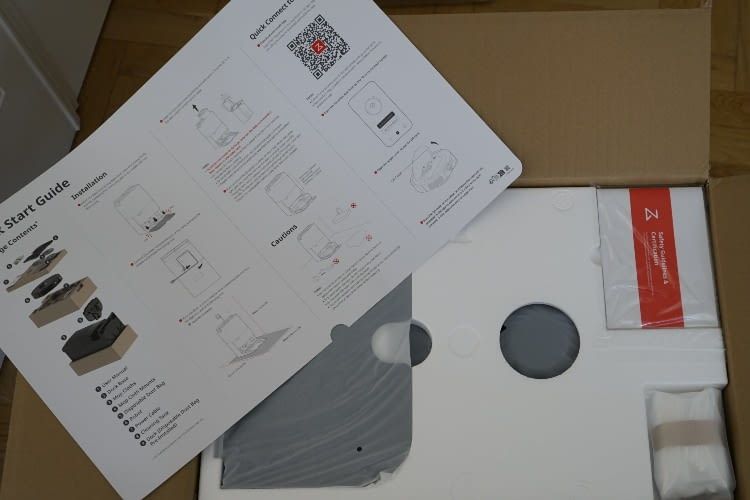 Nach Öffnen der Verpackung der Roborock Q Revo wird man von einem Quick Start Guide begrüßt Nach Öffnen der Verpackung der Roborock Q Revo wird man von einem Quick Start Guide begrüßt