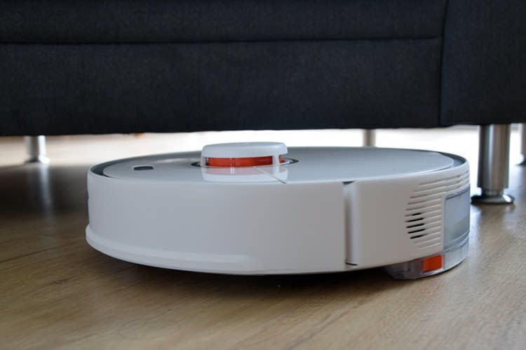 In unserem Test passte Roborock S5 Max gut unters Sofa und weitere Möbel In unserem Test passte Roborock S5 Max gut unters Sofa und weitere Möbel