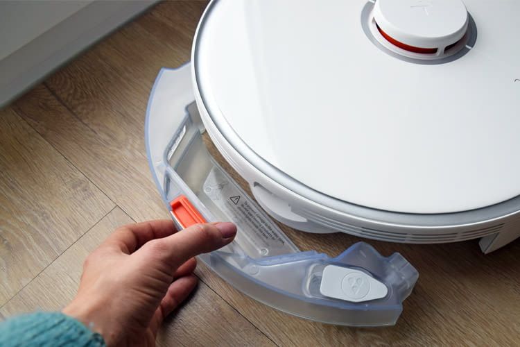 Der Wasserbehälter lässt sich dank Klick-System einfach entnehmen Der Wasserbehälter lässt sich dank Klick-System einfach entnehmen