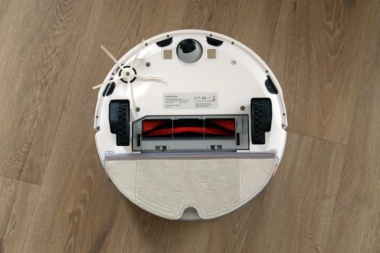 Der Wischlappen lässt sich mit wenigen Handgriffen an der Unterseite befestigen Der Wischlappen lässt sich mit wenigen Handgriffen an der Unterseite befestigen