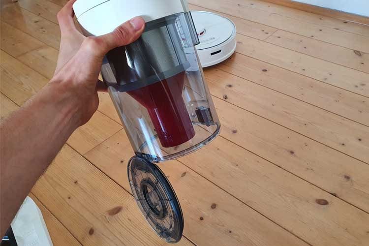 Bei der beutellosen Variante der Roborock S7 Absaugstation öffnet sich ganz einfach eine Klappe auf der Unterseite Bei der beutellosen Variante der Roborock S7 Absaugstation öffnet sich ganz einfach eine Klappe auf der Unterseite
