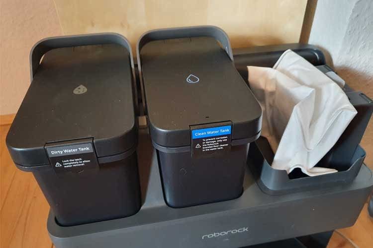 Die Roborock S7 MaxV Ultra Docking Station kümmert sich um sauberes und verunreinigtes Wasser sowie Staub Die Roborock S7 MaxV Ultra Docking Station kümmert sich um sauberes und verunreinigtes Wasser sowie Staub