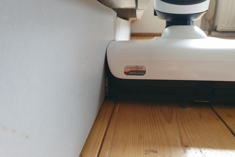 Mit seinen überstehenden Walzen reinigt der Roborock Dyad Pro auch gründlich entlang von Kanten. Mit seinen überstehenden Walzen reinigt der Roborock Dyad Pro auch gründlich entlang von Kanten.