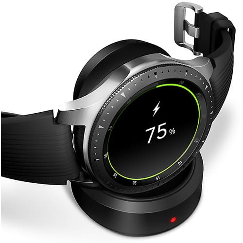 Induktives Laden ist bei der Samsung Galaxy Watch mit der kabellosen Ladestation möglich Induktives Laden ist bei der Samsung Galaxy Watch mit der kabellosen Ladestation möglich