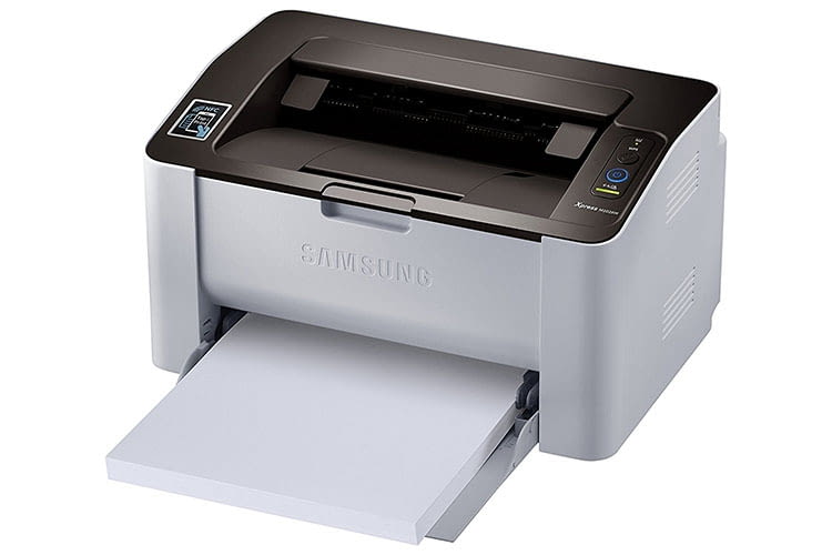 Die Papierkassette des Samsung Xpress SL-M2026W muss aus dem Gehäuse gezogen werden Die Papierkassette des Samsung Xpress SL-M2026W muss aus dem Gehäuse gezogen werden