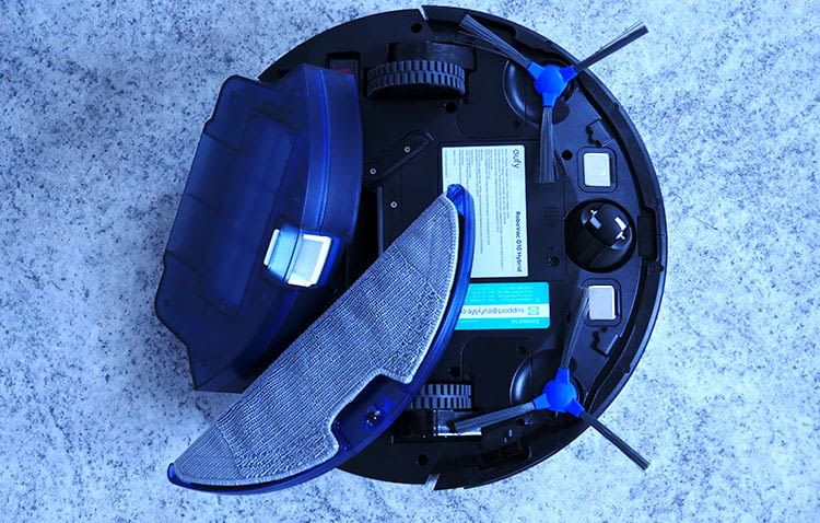 Saug- und Wasserbehälter ließen sich im Test einfach in den eufy RoboVac einschieben Saug- und Wasserbehälter ließen sich im Test einfach in den eufy RoboVac einschieben