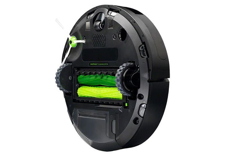 Auf der Unterseite des Roomba i7 Saugroboters befinden sich zwei gummierte, unterschiedliche Reinigungsbürsten Auf der Unterseite des Roomba i7 Saugroboters befinden sich zwei gummierte, unterschiedliche Reinigungsbürsten