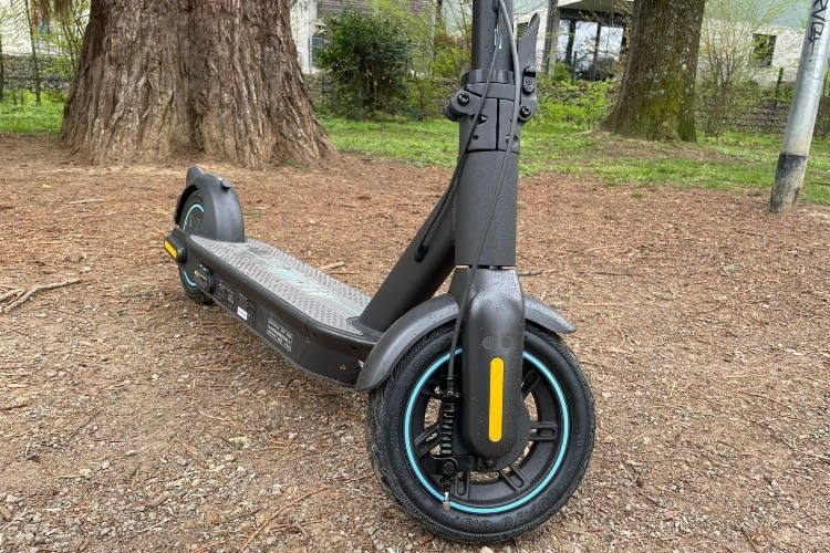 Die Reifen des Segway Ninebot Max G30DII sind groß, schlauchlos und pannensicher und der E-Scooter bietet viele Reflektoren. Die Reifen des Segway Ninebot Max G30DII sind groß, schlauchlos und pannensicher und der E-Scooter bietet viele Reflektoren.