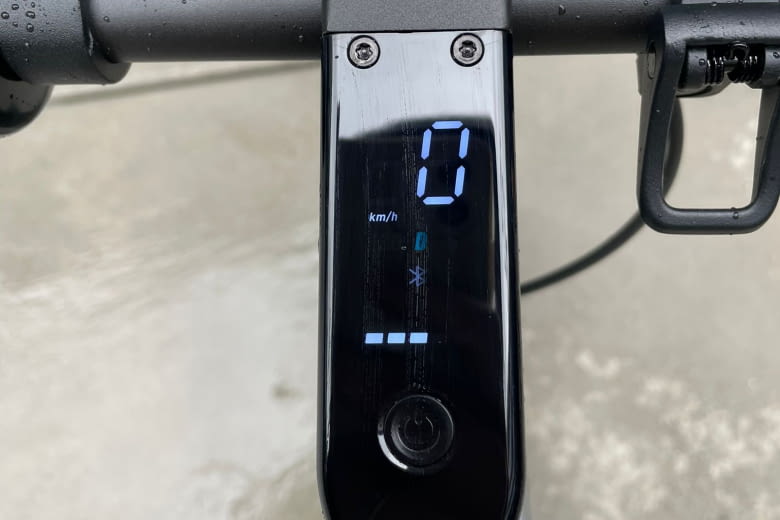 Das informative LCD-Display ist bei Tageslicht gut zu erkennen und mit nur einem Knopf leicht zu bedienen. Das informative LCD-Display ist bei Tageslicht gut zu erkennen und mit nur einem Knopf leicht zu bedienen.