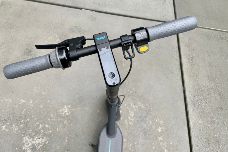 Der Lenker ist schlicht und einfach gestaltet, dennoch sind alle wichtigen Funktionen sofort bedienbar. Der Lenker ist schlicht und einfach gestaltet, dennoch sind alle wichtigen Funktionen sofort bedienbar.