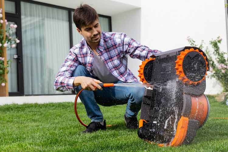 Einige GPS-Mähroboter können einfach mit dem Gartenschlauch gereinigt werden Einige GPS-Mähroboter können einfach mit dem Gartenschlauch gereinigt werden