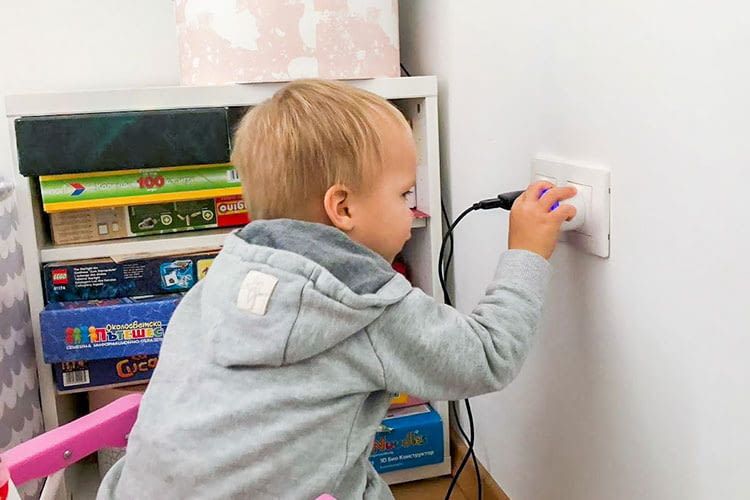 Eine Kindersicherung sorgt an der smarten WLAN-Steckdose Shelly Plug S für die nötige Sicherheit Eine Kindersicherung sorgt an der smarten WLAN-Steckdose Shelly Plug S für die nötige Sicherheit