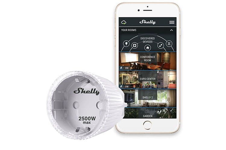 Nutzer können die am Zwischenstecker Shelly Plug S angeschlossenen Geräte praktisch per App ein- und ausschalten Nutzer können die am Zwischenstecker Shelly Plug S angeschlossenen Geräte praktisch per App ein- und ausschalten