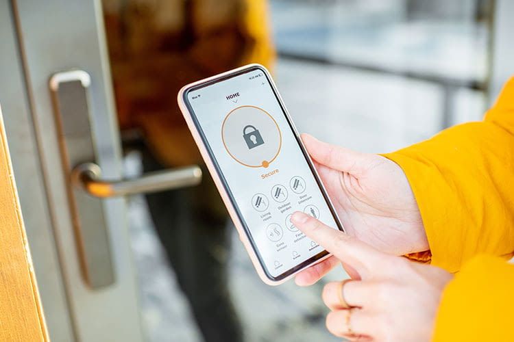 Ein elektronisches Türschloss lässt sich per Smartphone öffnen - ist das auch sicher? Ein elektronisches Türschloss lässt sich per Smartphone öffnen - ist das auch sicher?