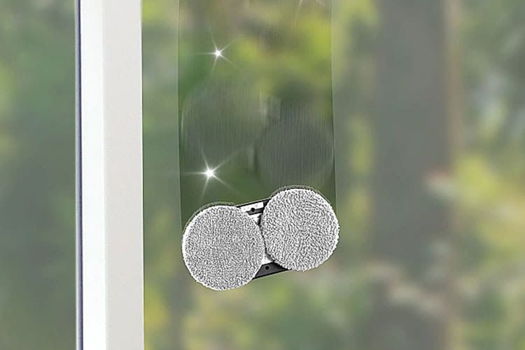 Die runden Reinigungs-Pads werden auf der Unterseite angebracht. Die Scheiben sollten nur nebelfeucht mit Reinigungsmittel besprüht werden Die runden Reinigungs-Pads werden auf der Unterseite angebracht. Die Scheiben sollten nur nebelfeucht mit Reinigungsmittel besprüht werden