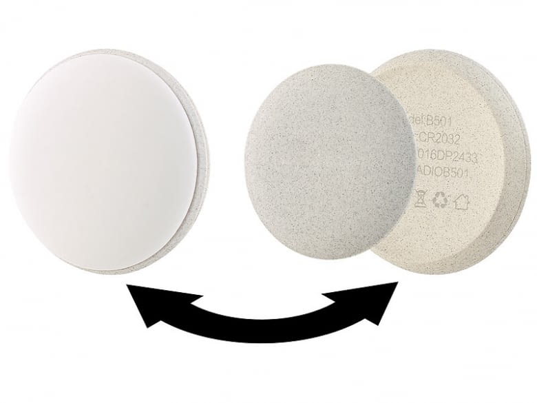 Der newgen medicals Schlaftracker wird am Kopfkissen festgeklippt Der newgen medicals Schlaftracker wird am Kopfkissen festgeklippt