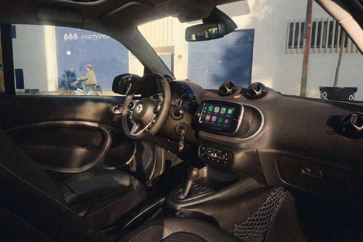 Das Interieur des smart EQ fortwo bietet alle nötigen Funktionen Das Interieur des smart EQ fortwo bietet alle nötigen Funktionen