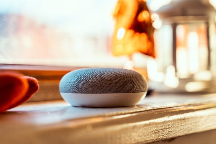 Sprachgesteuerte Lautsprecher (hier: Google Home Mini) bieten besonders viel Komfort Sprachgesteuerte Lautsprecher (hier: Google Home Mini) bieten besonders viel Komfort