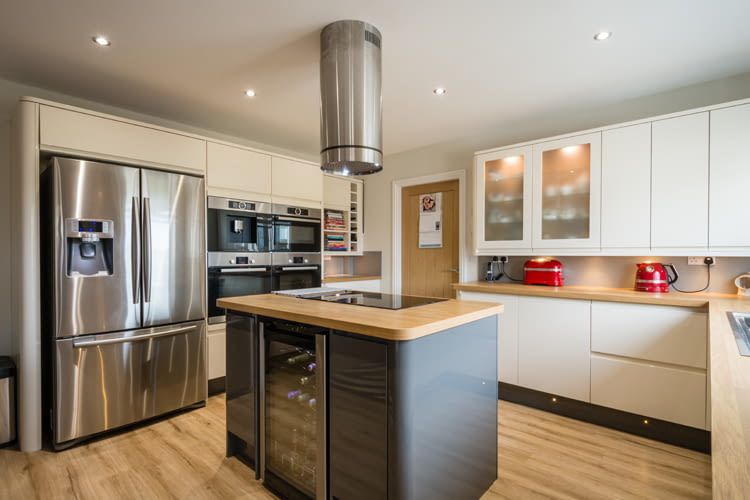 Besonders in der Küche ist die Sprachsteuerung von Lampen und Haushaltsgeräten praktisch Besonders in der Küche ist die Sprachsteuerung von Lampen und Haushaltsgeräten praktisch