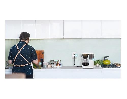 Der Smart Plug Mini HS105 hält sich dezent im Hintergrund @ TP Link Der Smart Plug Mini HS105 hält sich dezent im Hintergrund @ TP Link
