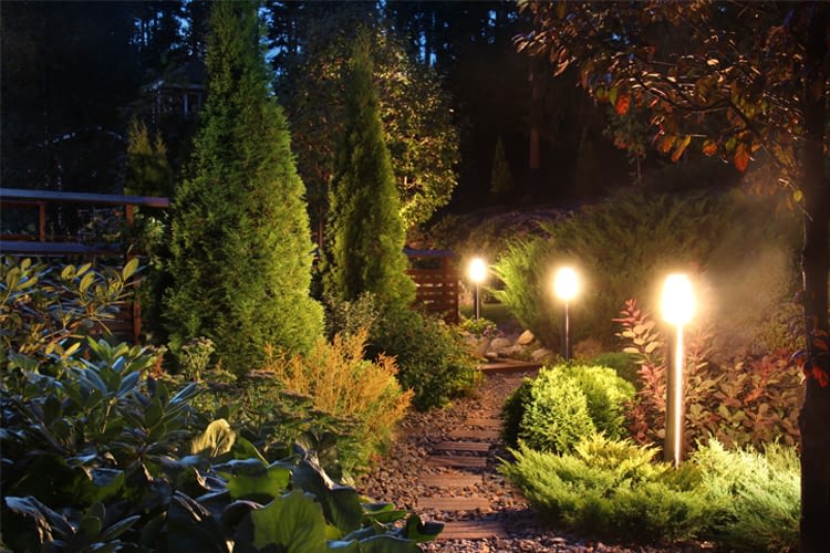 Per Fernbedienung oder App wird auch die Gartenbeleuchtung smart Per Fernbedienung oder App wird auch die Gartenbeleuchtung smart