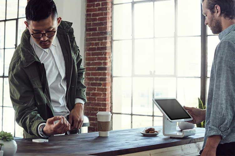 Eine Smartwatch erspart das Mitschleppen von Portemonnaie und Armbanduhr Eine Smartwatch erspart das Mitschleppen von Portemonnaie und Armbanduhr