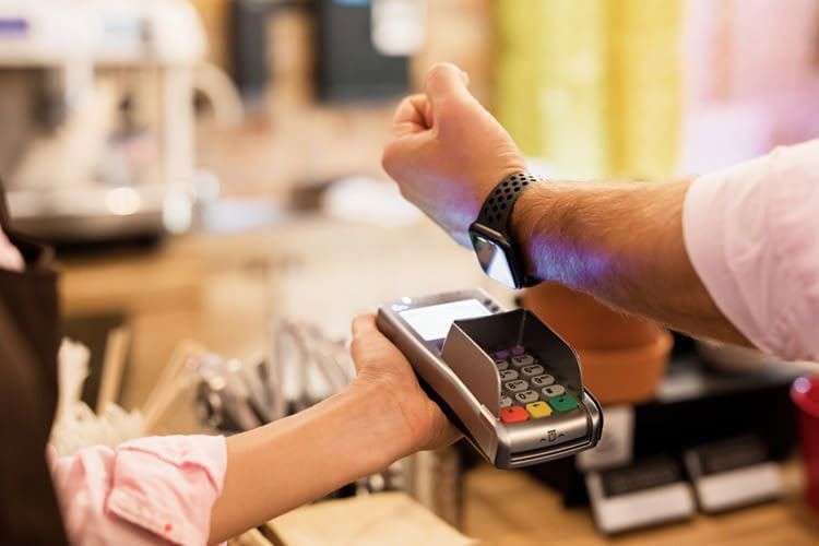 Immer mehr Smartwatches bieten praktische, kontaktlose Bezahlfunktionen Immer mehr Smartwatches bieten praktische, kontaktlose Bezahlfunktionen