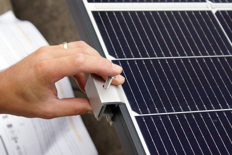 Für den Wechselrichter werden passende Halterungen zur Montage am Solarmodul mitgeliefert Für den Wechselrichter werden passende Halterungen zur Montage am Solarmodul mitgeliefert