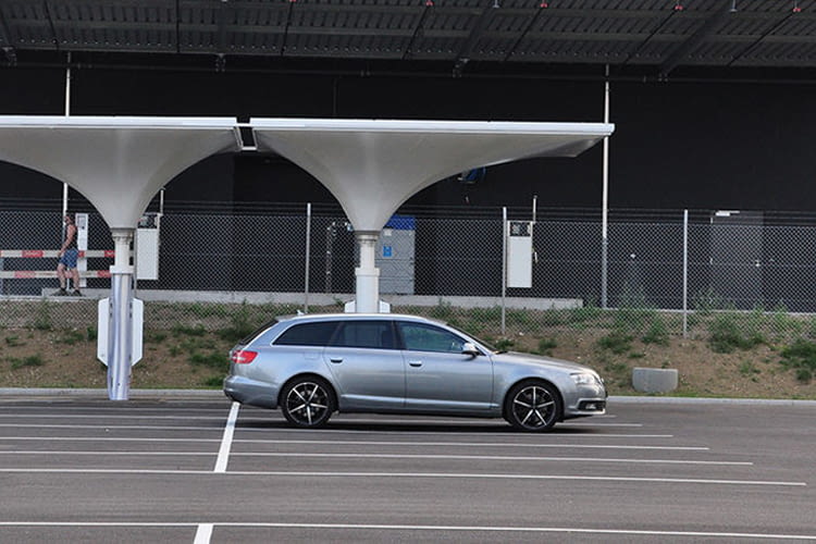 Auch auf öffentlichen Flächen können die Solar Carports wertvolle Dienste leisten Auch auf öffentlichen Flächen können die Solar Carports wertvolle Dienste leisten