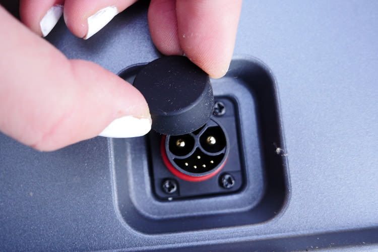 An der Unterseite befindet sich der Anschluss für das Stapeln von mehreren Batterien An der Unterseite befindet sich der Anschluss für das Stapeln von mehreren Batterien