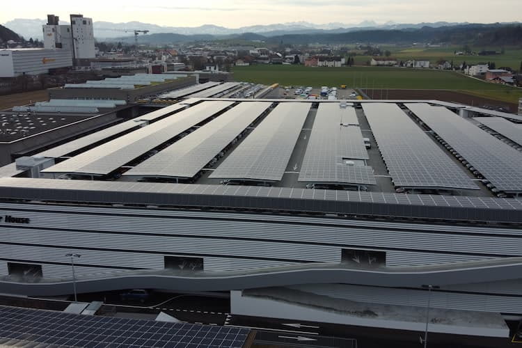 Dank Solarpaneelen von Megasol erzeugen Verbraucher grünen Ökostrom. Dank Solarpaneelen von Megasol erzeugen Verbraucher grünen Ökostrom.