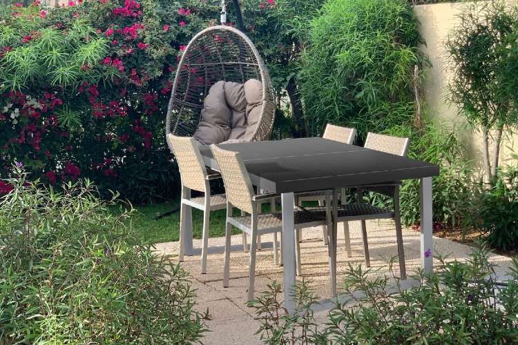 Der Alumen Solartisch von Wir Schenken Energie eignet sich für jeden Garten Der Alumen Solartisch von Wir Schenken Energie eignet sich für jeden Garten