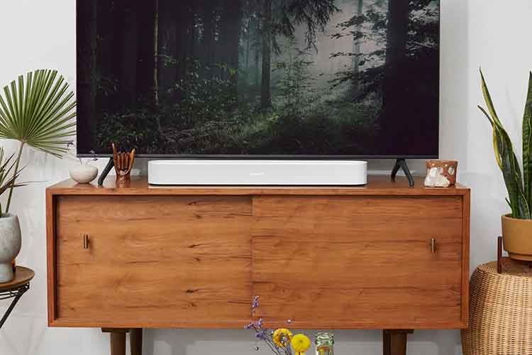 Sonos Beam 2 passt dank kompakter Maße auch unter kleinere TVs Sonos Beam 2 passt dank kompakter Maße auch unter kleinere TVs