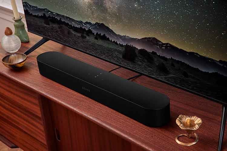 Die Soundbar Sonos Beam 2 beherrscht das Dolby Atmos Audioformat und hat Alexa und Google Assistant integriert Die Soundbar Sonos Beam 2 beherrscht das Dolby Atmos Audioformat und hat Alexa und Google Assistant integriert