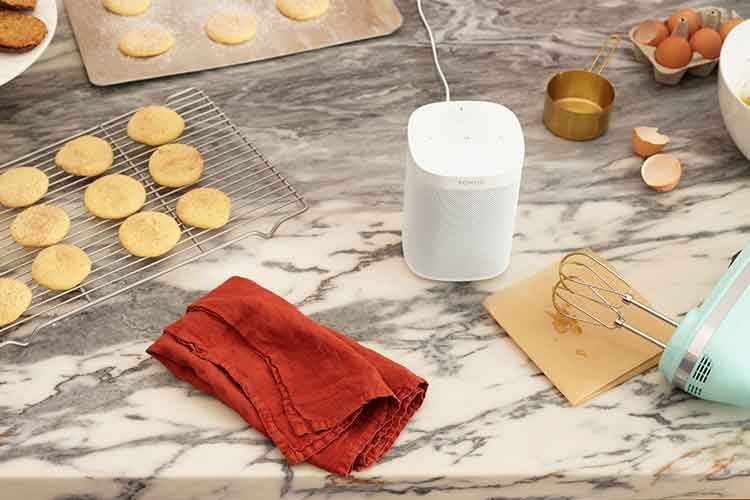 Sonos One lässt Alexa in der Küche helfen und z. B. Rezepte finden Sonos One lässt Alexa in der Küche helfen und z. B. Rezepte finden