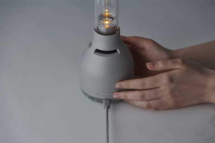 Seitlich befindet sich der Anschluss, darüber sitzt die Steuerung für das Licht Seitlich befindet sich der Anschluss, darüber sitzt die Steuerung für das Licht