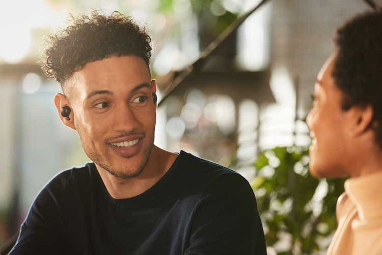 Die Sony WF-1000XM4 In-Ears erkennen, wenn man spricht und pausieren dann die Musik automatisch Die Sony WF-1000XM4 In-Ears erkennen, wenn man spricht und pausieren dann die Musik automatisch