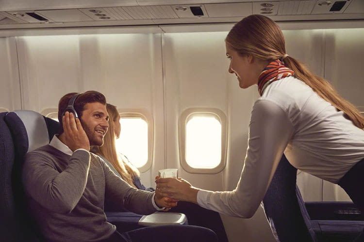 Die Steuerung des Sony WH-1000XM2 erfolgt über die Touch-Oberfläche des Ohrmuschelgehäuses Die Steuerung des Sony WH-1000XM2 erfolgt über die Touch-Oberfläche des Ohrmuschelgehäuses