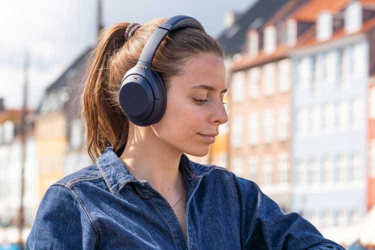 Eine besonders gute aktive Geräuschunterdrückung bietet der Sony WH-1000XM4 Over-Ear-Kopfhörer Eine besonders gute aktive Geräuschunterdrückung bietet der Sony WH-1000XM4 Over-Ear-Kopfhörer