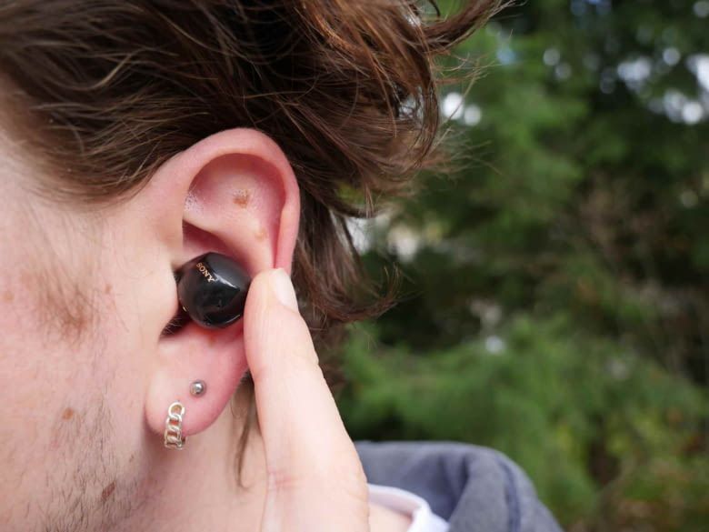 Die Sony XF1000-XM5 haben einen sehr guten Sitz im Ohr und können per Berührung gesteuert werden Die Sony XF1000-XM5 haben einen sehr guten Sitz im Ohr und können per Berührung gesteuert werden