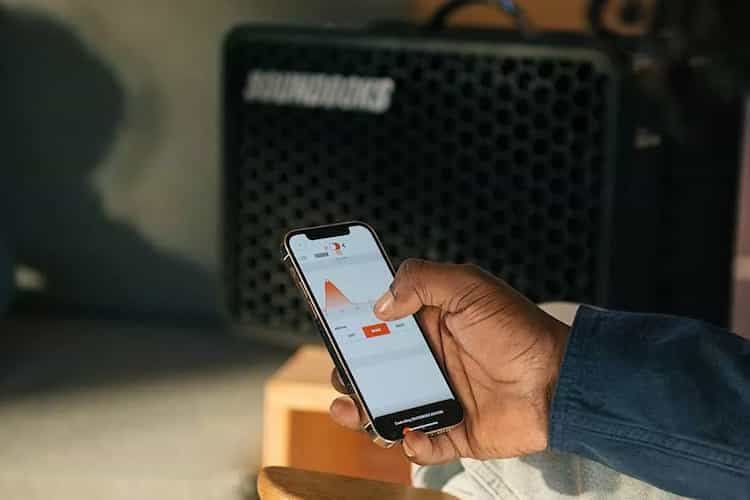 Mit der App steuern Anwender ihren Soundboks go problemlos und passen ihre Musik indiviuell an. Mit der App steuern Anwender ihren Soundboks go problemlos und passen ihre Musik indiviuell an.