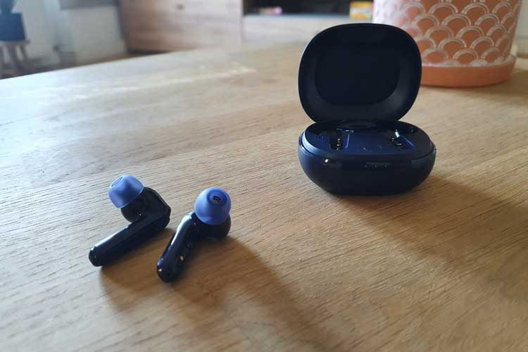 Das Ladeetui der Soundcore Life P3 ist kompakt und sorgt unterwegs für praktisches Zwischenladen Das Ladeetui der Soundcore Life P3 ist kompakt und sorgt unterwegs für praktisches Zwischenladen