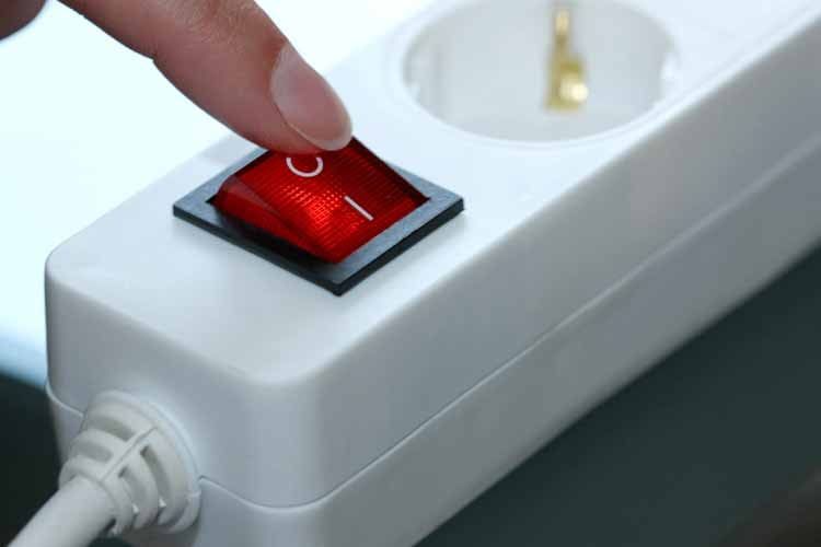 Mehrfachsteckdosen ermöglichen es alle Geräte zentral ein- oder auszuschalten Mehrfachsteckdosen ermöglichen es alle Geräte zentral ein- oder auszuschalten