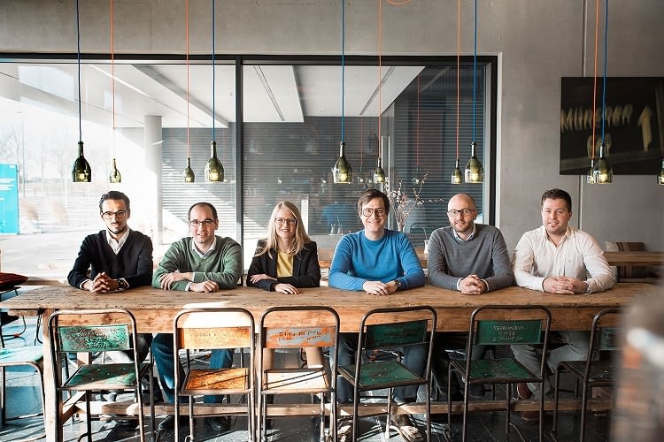 Die hellen Köpfe hinter eluminocity beraten gerne zu individuellen Light&Charge-Anlagen Die hellen Köpfe hinter eluminocity beraten gerne zu individuellen Light&Charge-Anlagen