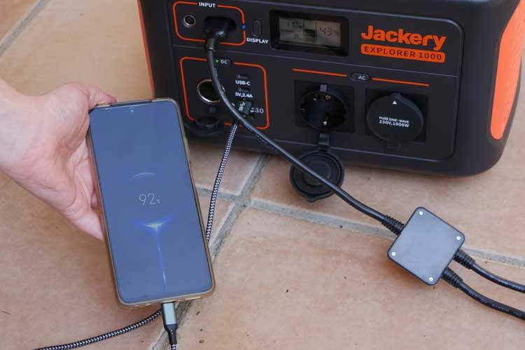 Sollen auch Smartphones am Stromerzeuger geladen werden, muss es sich um eine Powerstation oder um einen Inverter handeln Sollen auch Smartphones am Stromerzeuger geladen werden, muss es sich um eine Powerstation oder um einen Inverter handeln