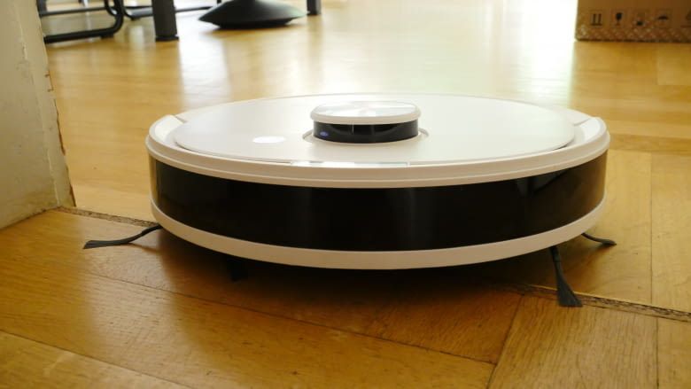 Der Ecovacs DEEBOT N10 Plus übersteigt Hindernisse wie Türschwellen problemlos. Der Ecovacs DEEBOT N10 Plus übersteigt Hindernisse wie Türschwellen problemlos.