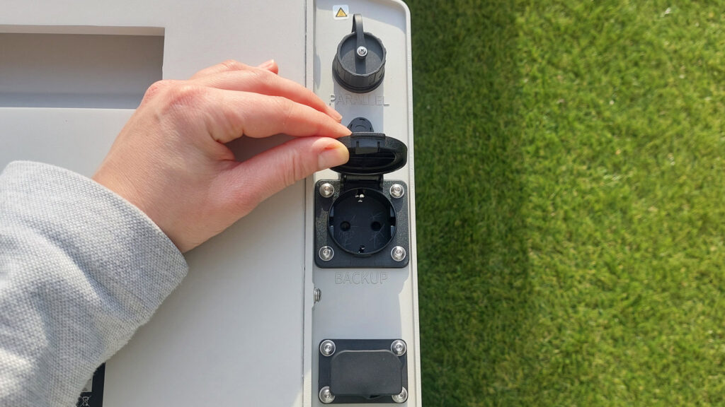 sunenergy-xt-500-speicher-notstromsteckdose-am-geraet Auch eine Notstromsteckdose gehört zur Ausstattung dieses Speichers