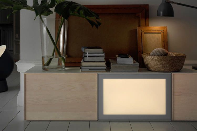 Das Lichtpaneel SURTE setzt zum Beispiel im Wohnzimmer leuchtende Akzente Das Lichtpaneel SURTE setzt zum Beispiel im Wohnzimmer leuchtende Akzente