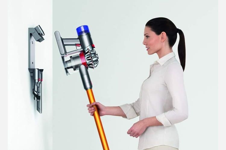 Im Lieferumfang von Dyson V8 Absolute ist auch eine praktische Wandhalterung mit inbegriffen Im Lieferumfang von Dyson V8 Absolute ist auch eine praktische Wandhalterung mit inbegriffen