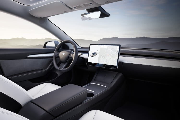 Im inneren des Tesla Model 3 setzt der Hersteller auf absoluten Minimalismus Im inneren des Tesla Model 3 setzt der Hersteller auf absoluten Minimalismus
